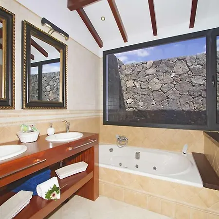 Вилла Puerto Del Carmen Sleeps 10 Pool Wifi Пуэрто дель Кармен